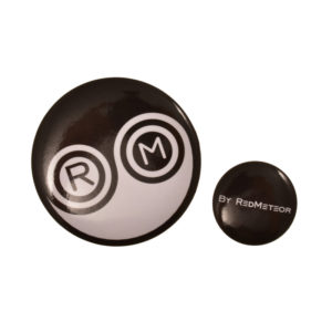 RM バッジ2個セット、メタル製